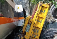 台铁列车脱轨事故已致35人死亡丨国际热点速递