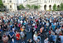 【比媒关注】匈牙利数千名示威者反对复旦大学分校区项目