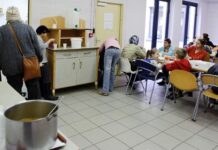 布鲁塞尔收容所关闭,导致93名儿童露宿街头。。