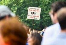 【新增3008例】比利时人权组织反对健康通行证(CST)扩大使用范围