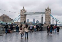 4.9万例!英国单日新增新冠确诊病例创三个月新高