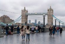 英国单日新增新冠确诊重回5万+