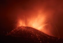 西班牙火山新增两裂缝 一夜8次地震