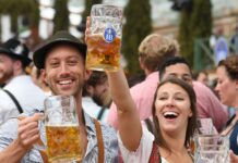 “缩小版慕尼黑啤酒节”吸引百万人参加