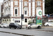 为解“油荒” 英国派士兵充当运油司机