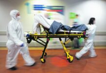 【专家】65岁以上人群疫苗保护作用在减弱 感染人数也在增加