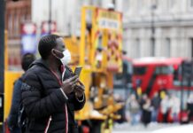 英国率先批准使用默克口服抗新冠药物