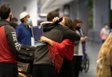 美国放宽入境限制首日 多地久别重逢场景感人