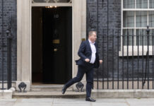 “脱欧”重臣辞职 英国首相接连受挫