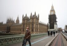 日增确诊8万例 英国圣诞节前或收紧防疫