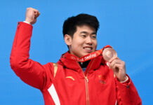 北京冬奥会 | 闫文港为什么赛后第一时间就能获颁奖牌?