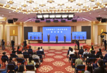 讲述春天里的中国故事——全国政协十三届五次会议首场“委员通道”扫描