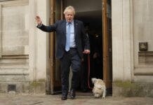 “聚会门”持续发酵 英首相被曝密会调查报告作者