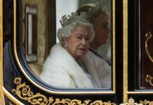行动不便 英女王近60年来首次缺席议会开幕仪式