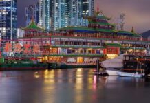 【比媒】中国香港地标性建筑“珍宝海鲜舫”在离港途中沉没