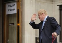 英国首相为丑闻再辩解 执政党党内或投票令其下台