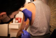 世卫组织:全球报告猴痘病例已超1.8万例