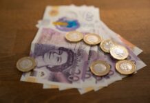 英国币钞开始“改头换面” 新老君主肖像将并行多年