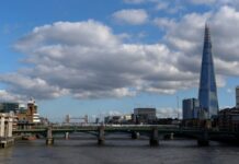 一男子徒手攀上英国最高楼楼顶后被捕