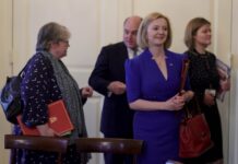 全球连线 | 英国再迎女首相 新政府面临重重挑战