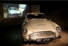 巨型玉米田迷宫庆祝007电影上映60周年