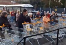 【民生】比利时一家新超市开业,门口排长队