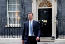 英国财政大臣被革职 前外交大臣接任