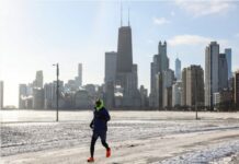 美国冬季风暴持续肆虐 已致约20人死亡