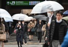 物价上涨 日本临期食品打折店受欢迎