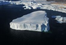 南极洲冰山脱落 面积接近英国伦敦