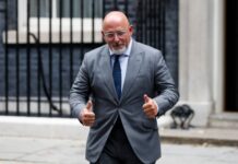 税务出问题 英国不管大臣遭解职