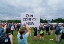 美国6岁男孩开枪打伤老师