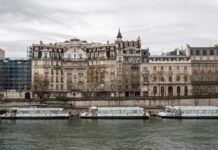 巴黎少年从塞纳河中“钓”出一战炮弹