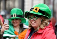 英国“每周工作4天”实验:员工既“高兴”又“高产”