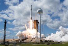 美国“龙”飞船载美俄日宇航员安全返航