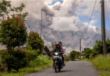 印尼默拉皮火山开始喷发