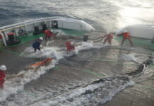 一外籍货船在南海发生故障 中国专业救助船出动成功救助21人