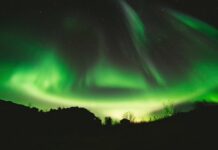 芬兰一客机偏离航线让乘客赏极光引争议