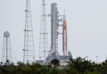 美公布首次载人绕月试飞宇航员阵容