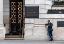 每年手机刷屏近5000米高!英国人表示手很累