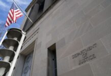 美国“泄密门”嫌疑人首次出庭