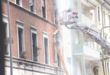 米兰运氧气瓶货车爆炸毁多车伤一人