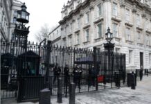 汽车冲撞唐宁街栅栏门 英国警方逮捕一人