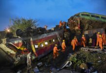 印度调查列车脱轨相撞事故 事发路段恢复运营