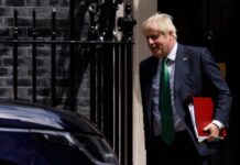 英国“聚会门”调查显示前首相约翰逊“有意误导”议会