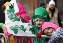 节约开支 英国老年人出手暑假帮带娃