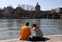 时隔100年 巴黎将恢复塞纳河游泳