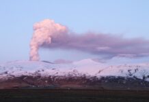 冰岛首都附近一座火山喷发