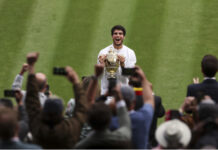 “新王”登基 阿尔卡拉斯捧起温网男单冠军奖杯