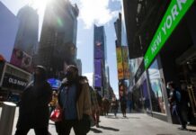 主水管破裂 纽约时报广场地铁站被淹